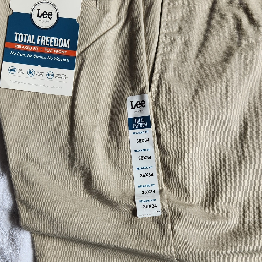 Lee Men's Total Freedom Sand Relaxed Fit Flat Front